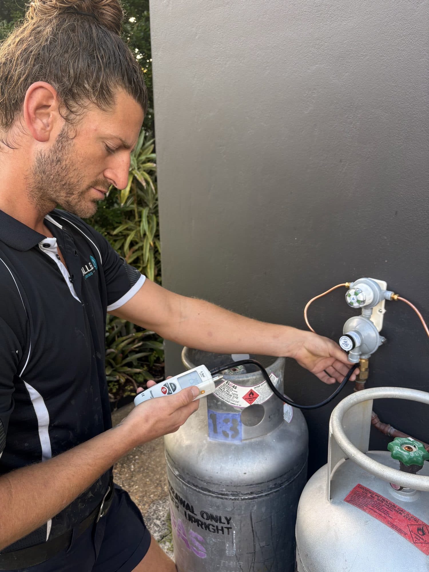 Rusty testing an LPG gas connection with a digital manometer
